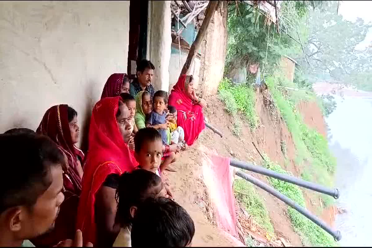 Kawardha News: घर के दरवाजे में दस्तक दे रही मौत, नदी के कटाव में दो मकान हुए धराशायी