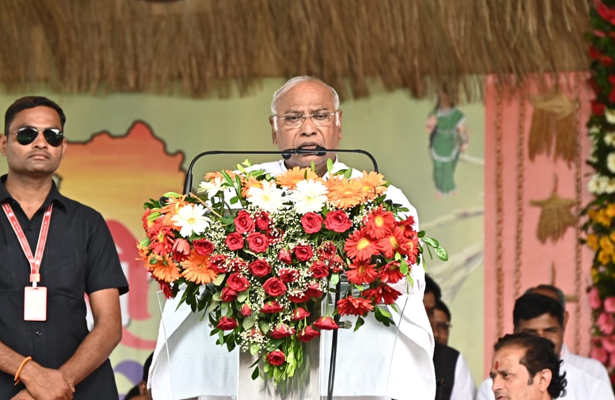 भूपेश सरकार ने पूरा किया अपना वादा, हमने किया देश को आगे बढ़ाने का काम, भरोसे का सम्मेलन कार्यक्रम में गरजे मल्लिकार्जुन खड़गे