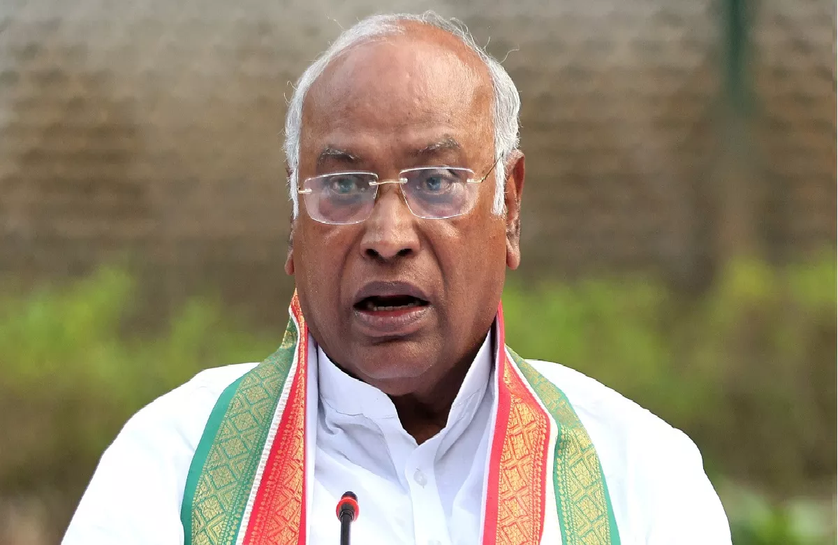 Mallikarjun Kharge on PM Modi : ‘उनको गांधी के बारे में पिक्चर देखने के बाद पता चला’..! मल्लिकार्जुन खरगे ने पीएम मोदी पर साधा निशाना, जानें क्या कहा ऐसा