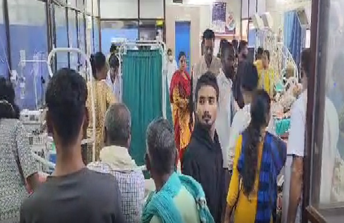 Kondagaon News: शिवभक्तों से भरी टाटा ऐस गाड़ी पलटी, 5 महिलाओं सहित 2 दर्जन से अधिक यात्री हुए घायल,