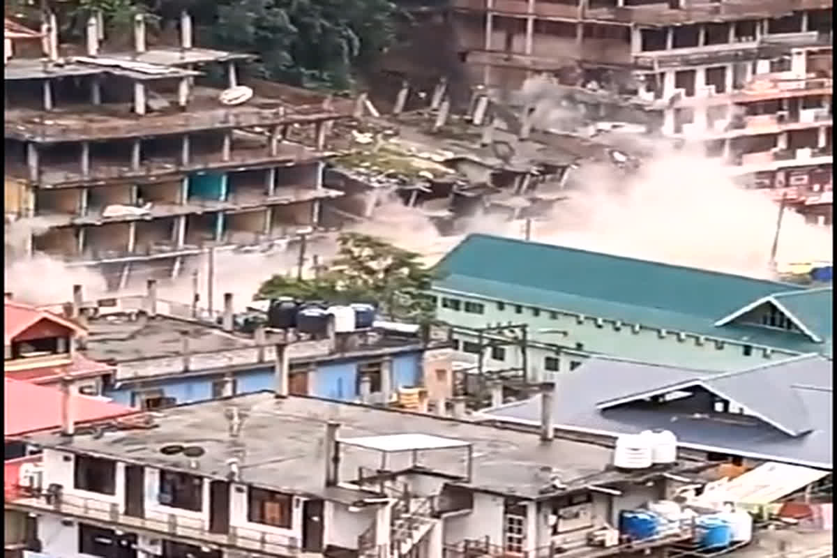 हिमाचल के कुल्लू जिले में 4 मंजिला इमारत सहित 3 भवन गिरे, मची अफरा-तफरी, वीडियो देख सहम जाएंगे आप