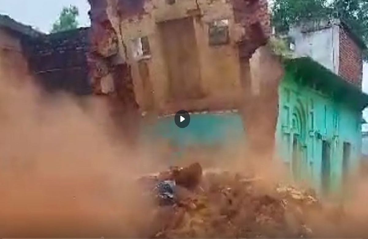 MP News: एमपी में बारिश का कहर.. देखते ही देखते भरभराकर गिरी दो मंजिला इमारत, वीडियो वायरल
