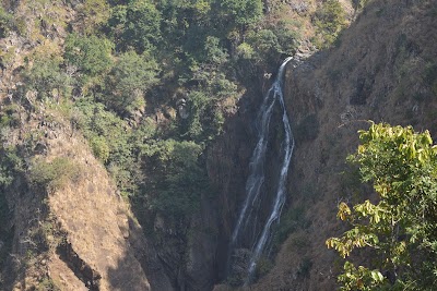 जशपुर जिले के अंतिम छोर पर बसे महनई से लगभग दो किलोमीटर दूर जंगलों के अंतर यह जलप्रपात स्थित है।