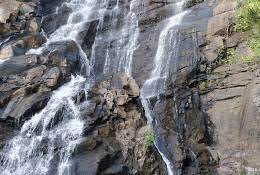 मकरभंजा झरना काफी ऊंचाई से गिरने की वजह से इस जलप्रपात का दृश्य काफी मनोरम दिखता है।