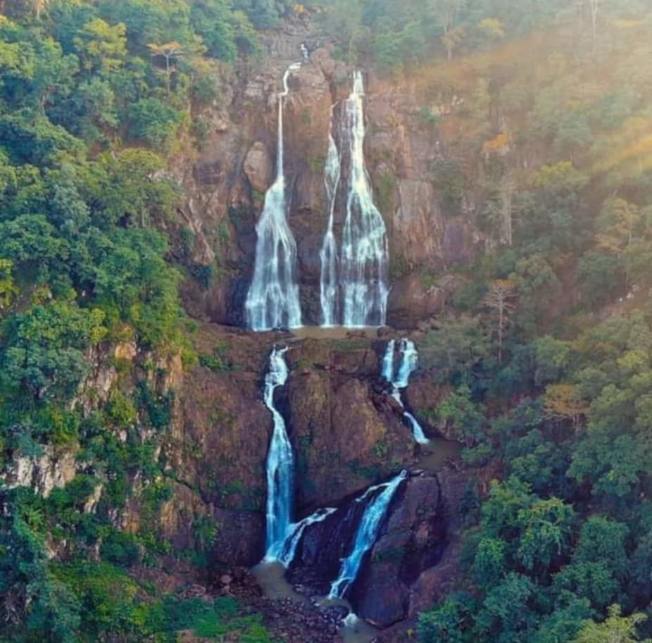 यह जलप्रपात महज दो स्टेप में गिर रहा है. बता दें कि बलरामपुर जिले की सीमा से सटे जशपुर जिले के अंतिम छोर पर बसे महनई से लगभग दो किलोमीटर दूर जंगलों के अंतर यह जलप्रपात स्थित है।