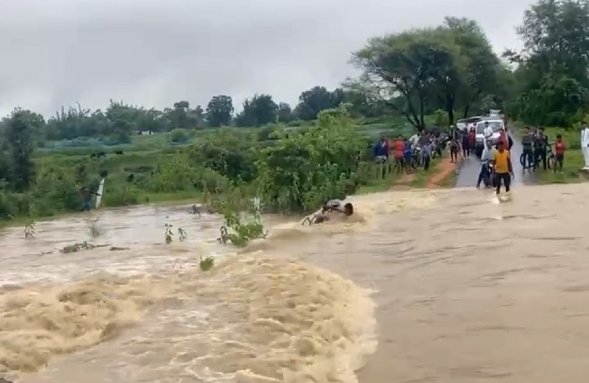 Video: उफ़नते नाले को पार करते हुए बहा बाइक सवार, इधर सिकासेर बांध के 5 गेट खोले गए