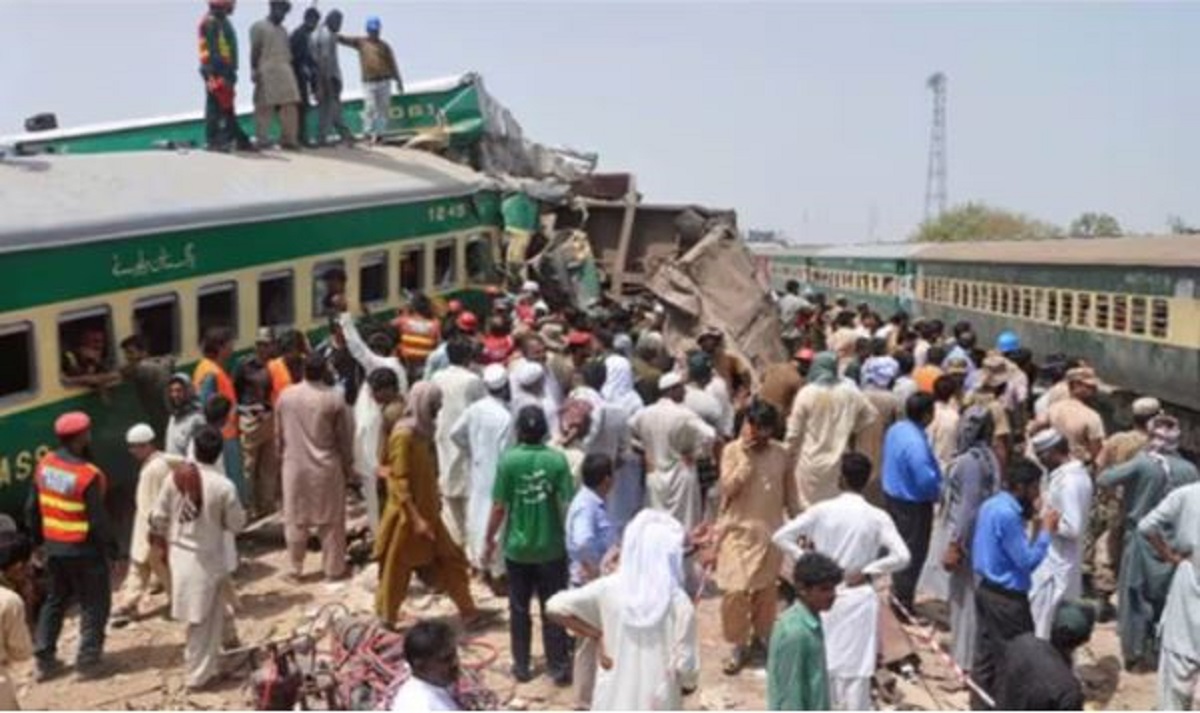 बड़ा ट्रेन हादसा, हजारा एक्सप्रेस की 10 बोगियां पलटी, अब तक 22 की मौत, राहत कार्य जारी