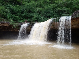 बारिश शुरू होने के बाद नदी में जलस्तर बढ़ने से जलप्रपात में काफी तेजी से पानी नीचे की ओर गिरता है। पानी की कल-कल आवाज सुनकर लोगों इस जलप्रपात की ओर खींचे चले आते हैं।