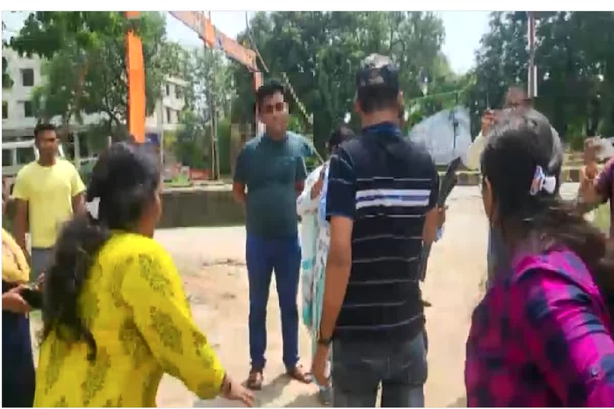 Wife Beat Engineer Husband With Slippers: बीच सड़क पत्नी ने इंजीनियर पति की चप्पलों से की पिटाई, काफी देर तक हाई वोल्टेज ड्रामा