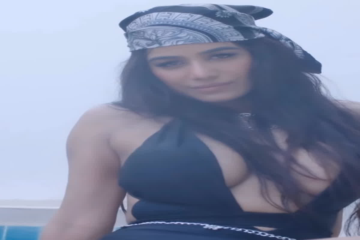 Poonam Pandey Sexy New Video : पूनम पांडेय का नया बोल्ड वीडियो हुआ वायरल, फैंस की उड़ी नींद