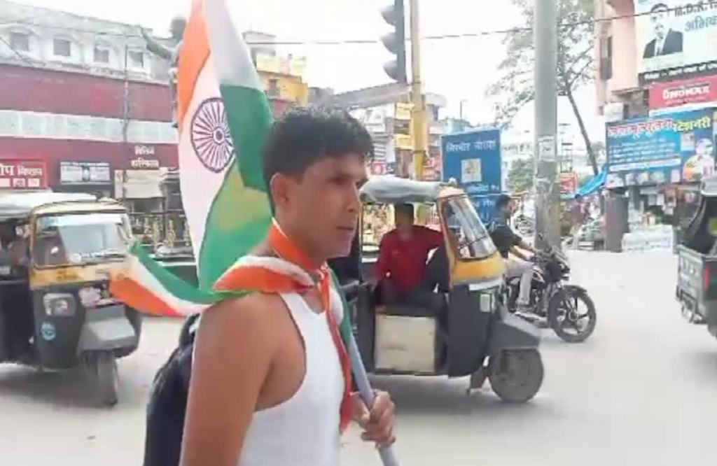 Half-naked ex-soldier did Protest with tricolor in hand
