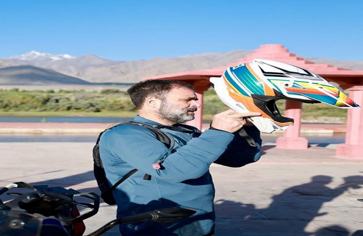 लद्दाख की सड़कों पर राहुल गांधी ने दौड़ाई बाइक, अब सोशल मीडिया पर वायरल हुआ उनका ये अंदाज, देखें तस्वीरें