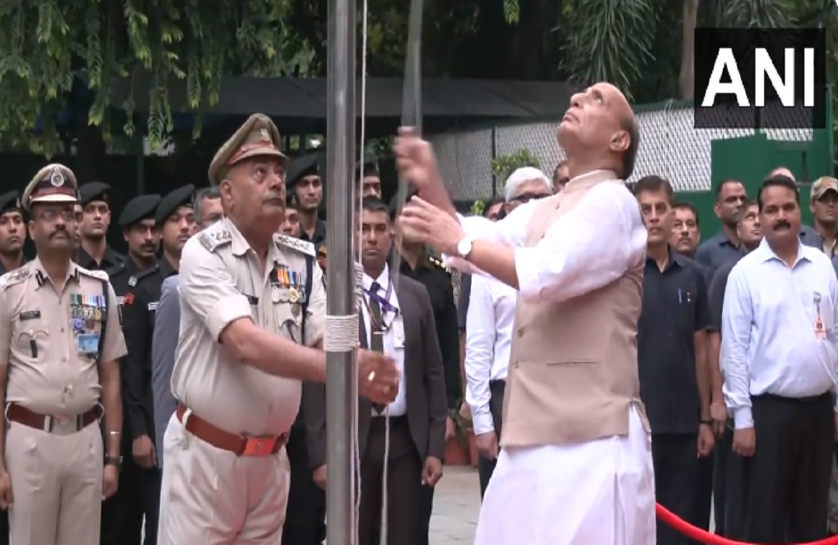 77th Independence Day: रक्षा मंत्री राजनाथ सिंह ने अपने आवास में फहराया तिरंगा, सीमाओं को सुरक्षित रखने वाले सैनिकों को किया नमन