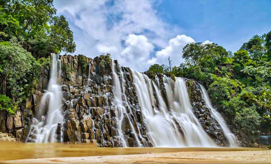 रामदाह जलप्रपात भरतपुर ब्लॉक के भवरकोह गांव के पास बनास नदी पर स्थित है। इस जलप्रपात की जिला मुख्यालय बैकुंठपुर से दूरी लगभग 160 किलोमीटर है। जलप्रपात की ऊंचाई लगभग 100 फीट और चौड़ाई लगभग 50 से 60 फीट है।