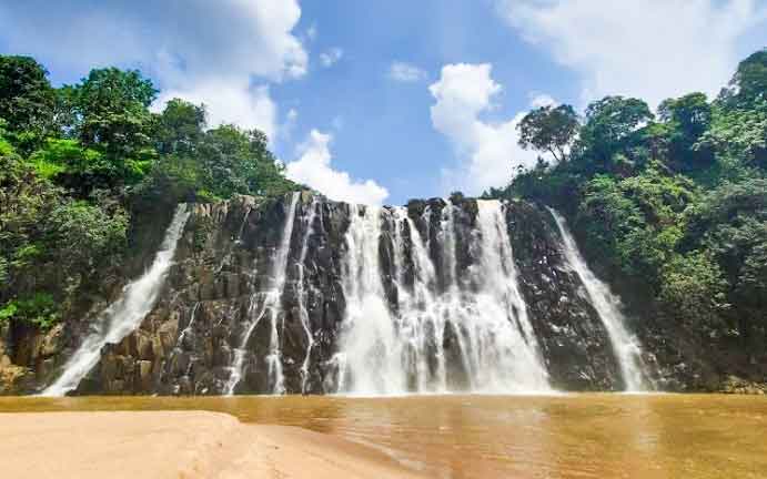गर्मी के दिनों में पानी कम होने पर लोग झरने के नीचे जाकर नहाने लगते है, लेकिन बारिश को दिनों में यहां नहाना खतरा बन सकता है।
