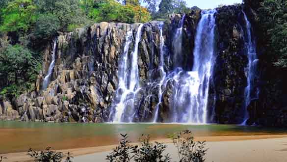 जलप्रपात के आस-पास काफी ज्यादा मात्रा में बड़े-बड़े पत्थरों का समूह है। इसलिए बारिश के समय सतर्कता बरतने की जरूरत होती है।