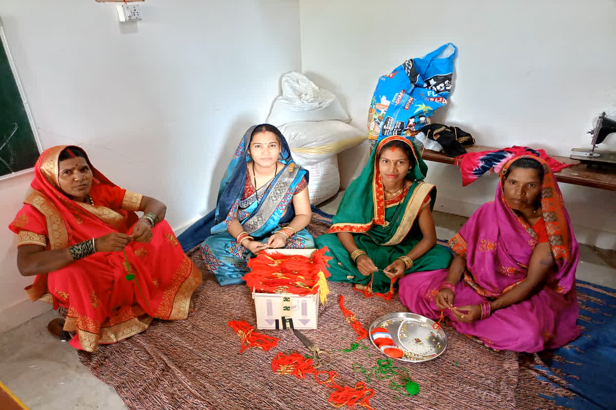 Raksha Bandhan 2023: भाइयों की कलाई पर सजेगी स्वयं सहायता समूह की महिलाओं के हाथों से बनी राखियां, सी-मार्ट सहित इन जगहों पर उपलब्ध