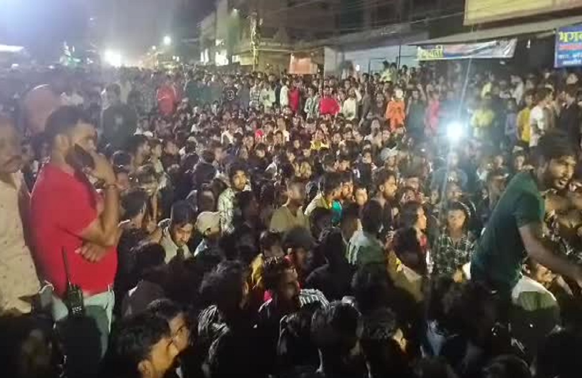 Ratlam News: अल्लाह को लेकर शख्स ने सोशल मीडिया पर किया विवादित पोस्ट, आक्रोशित समाज के सैकड़ों लोगों ने थाने का घेराव कर की ये मांग