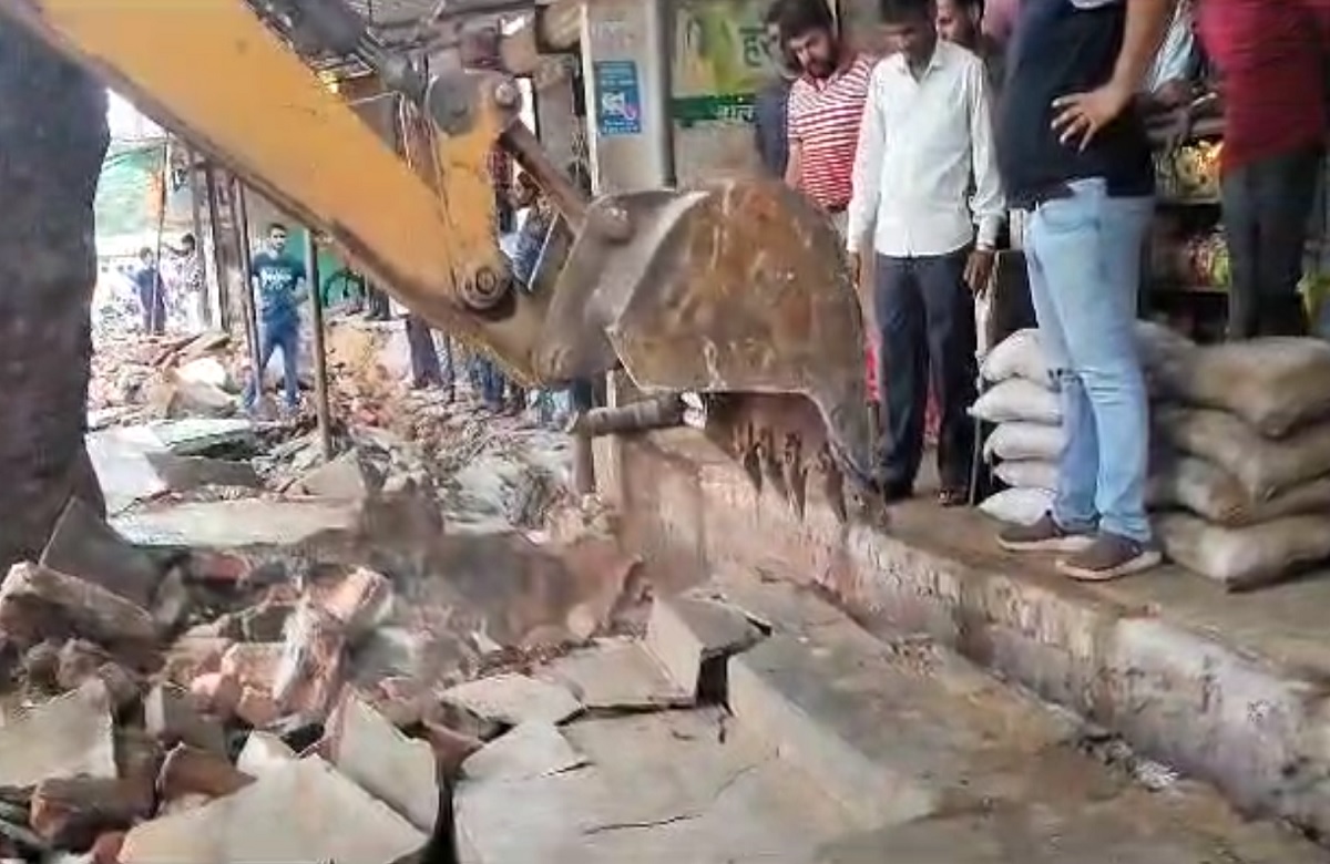 अतिक्रमण पर चला SDM का बुलडोजर, जयस्तंभ चौक से गुरुनानक चौक तक हटाया गया अतिक्रमण