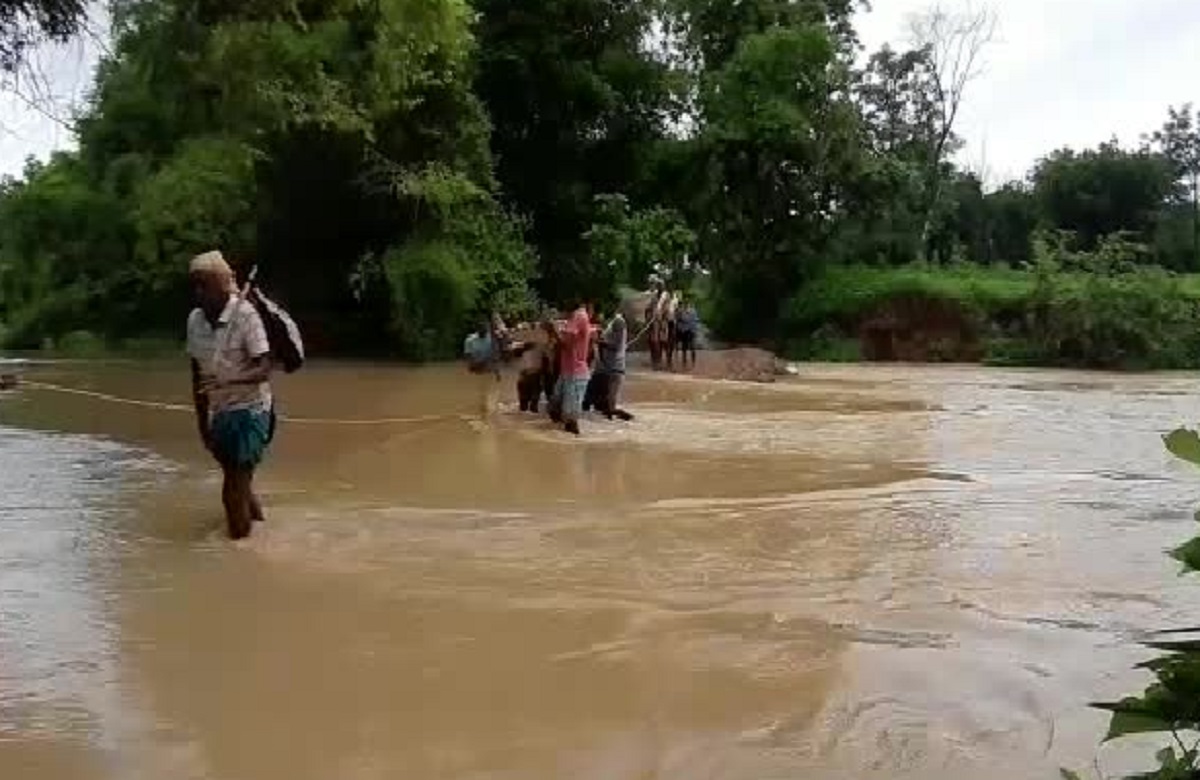 Saraipali News: ग्रामीणों के लिए आफत बनी बारिश, वर्षो से पुल निर्माण का कार्य़ अटका, गुहार के बाद भी नहीं हुई सुनवाई