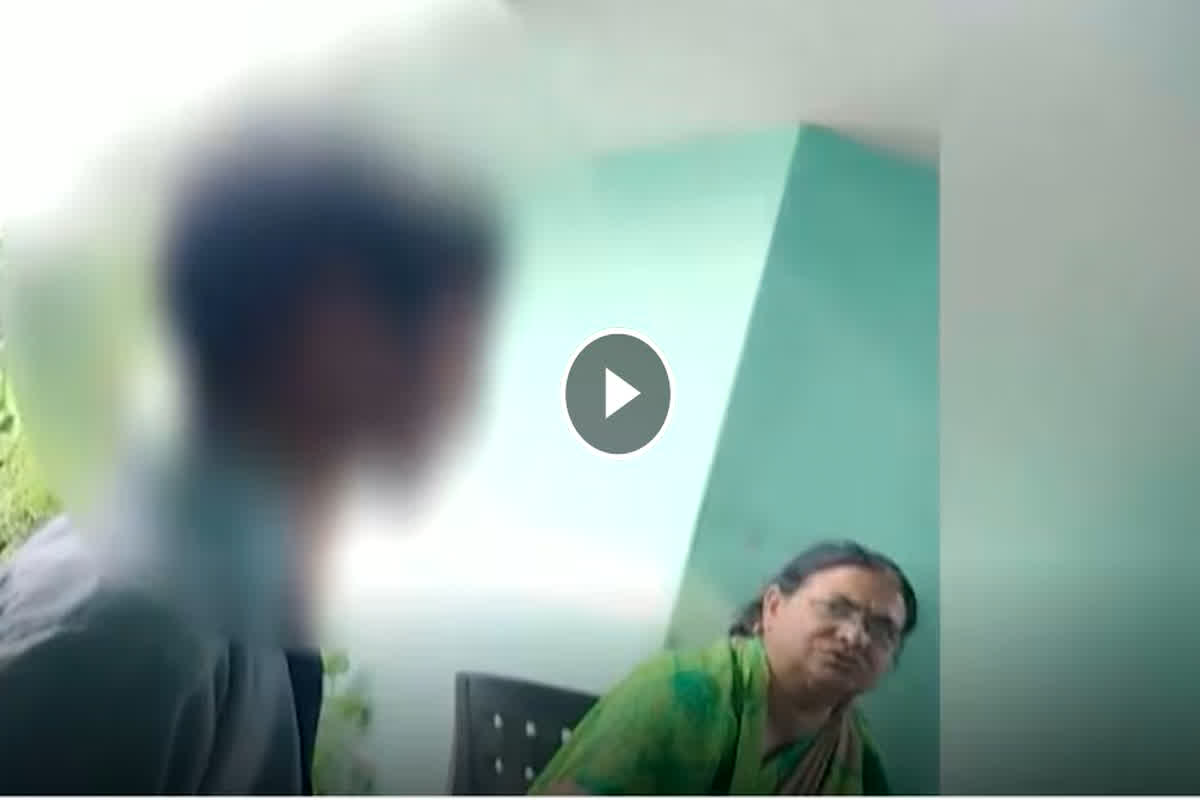 Muzaffarnagar School Video: स्कूल में छात्र की पिटाई के मामले में आया बिलकुल नया मोड़,जान के चौंक जाएंगेआप, देखें वीडियो