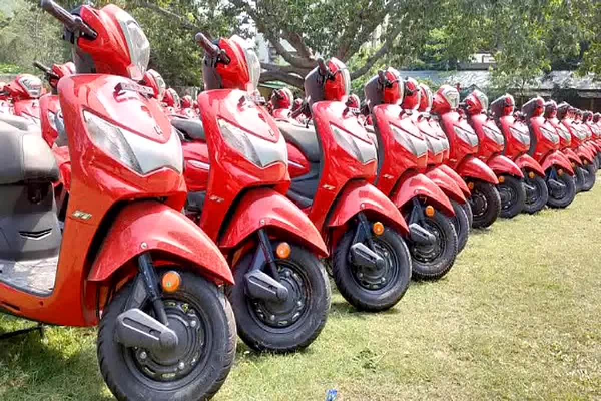 scooty distribution ceremony: प्रदेश के टॉपर छात्र और छात्राओं को बड़ी सौगात, आज राज्य सरकार वितरण करेंगी स्कूटी