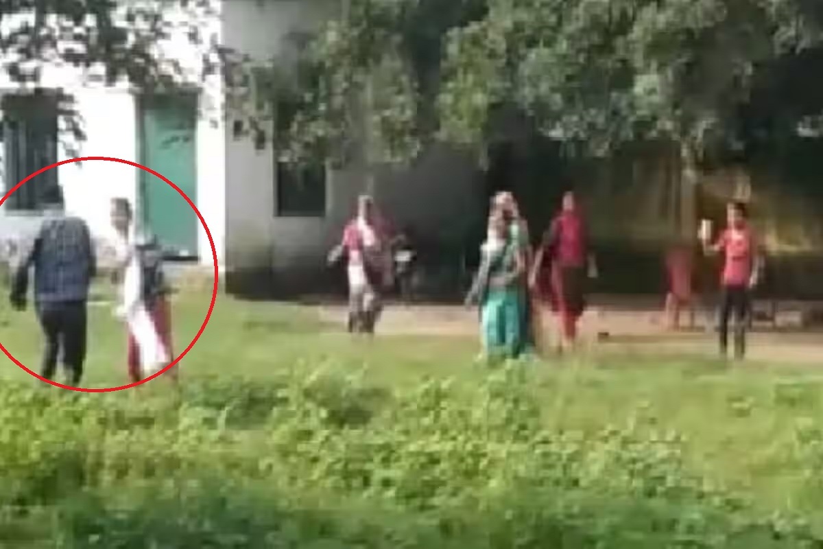 महिला टीचर ने हेड मास्टर को दौड़ा-दौड़ाकर पीटा.. इस बात को लेकर थी नाराज.. वायरल हुआ Video