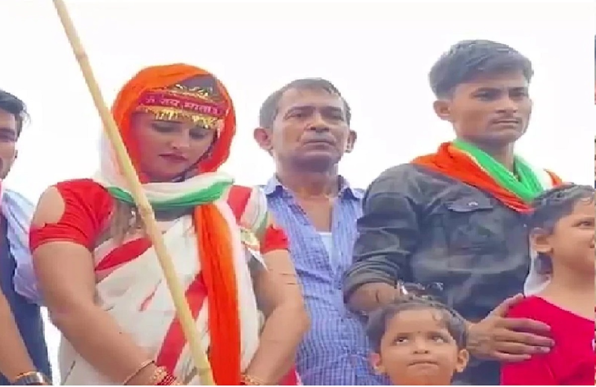 Seema Haider In saree: माथे पर चुनरी तिरंगे रंग की साड़ी में सजी नजर आई सीमा हैदर, बच्चों और पति सचिन संग फहराया तिरंगा