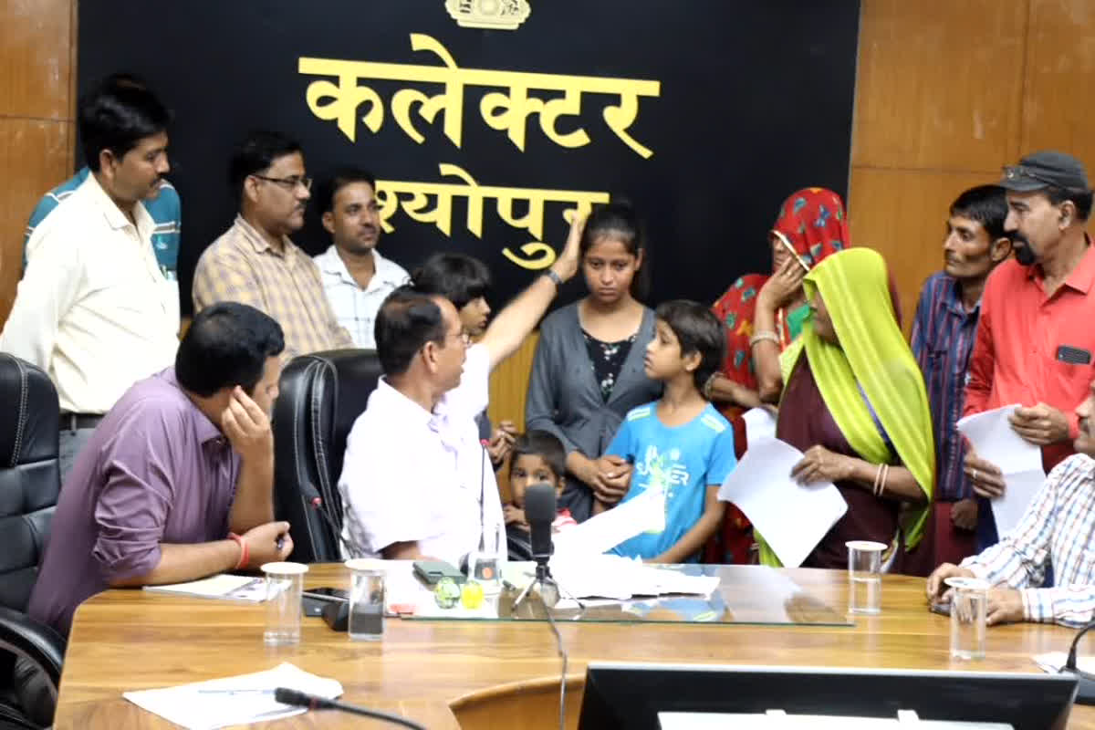 Sheopur News: कलेक्टर साहब की दरियादिली कहा-मैं हूं ना, अनाथ बच्चों के सिर पर रखा हाथ, आर्थिक सहायता करने के दिए निर्देश