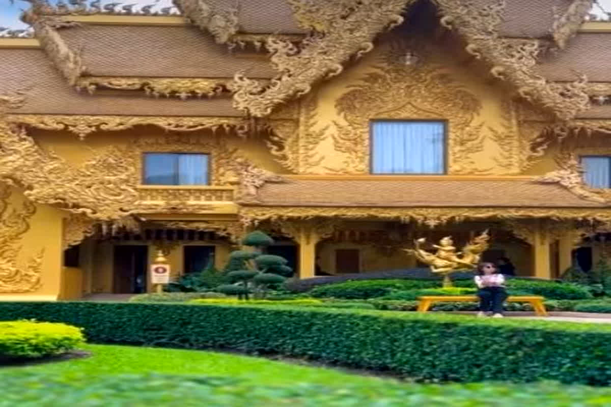 Royal Bathroom : सोशल मीडिया पर छाया महल जैसा शाही संडास, जिसे देख कमेंट्स कर यूजर्स ने कही ये बात