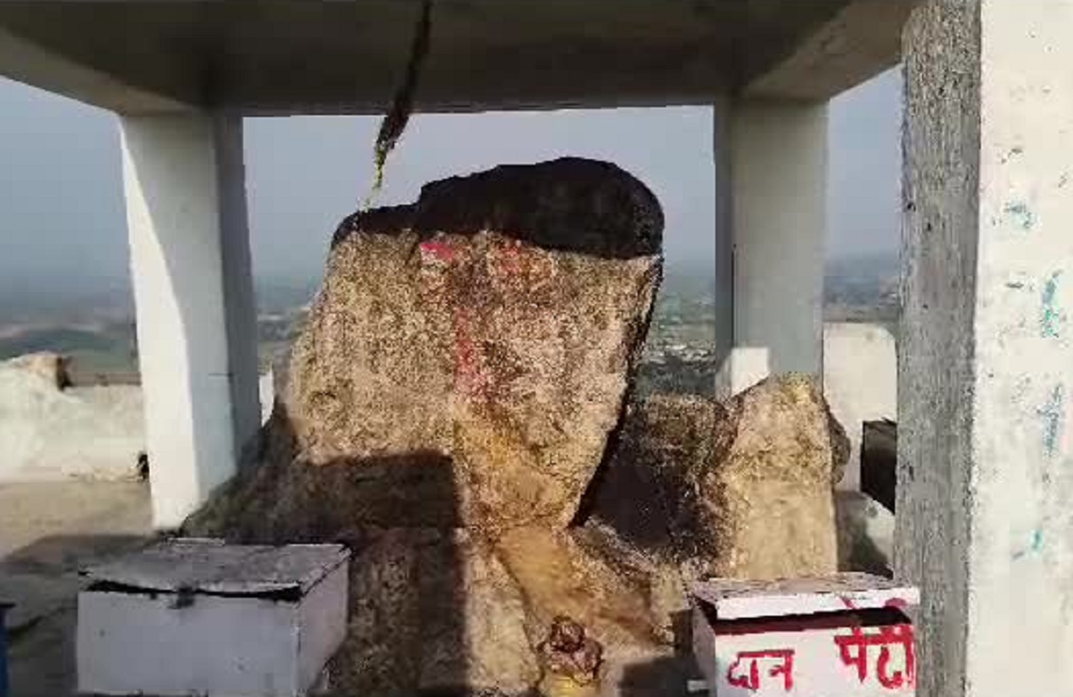 Singrauli News: अनोखी मान्यताओं से जुड़ा है इस मंदिर का रहस्य, 2500 फीट की ऊंचाई पर निकली है स्वयंभू शिव आकृति