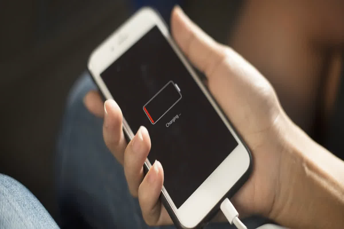 Smartphone Safety Tips: खुद की मौत को दावत दे रहे यूजर्स, फोन चार्ज पर लगाने के बाद भूलकर ना करें ये गलतियां