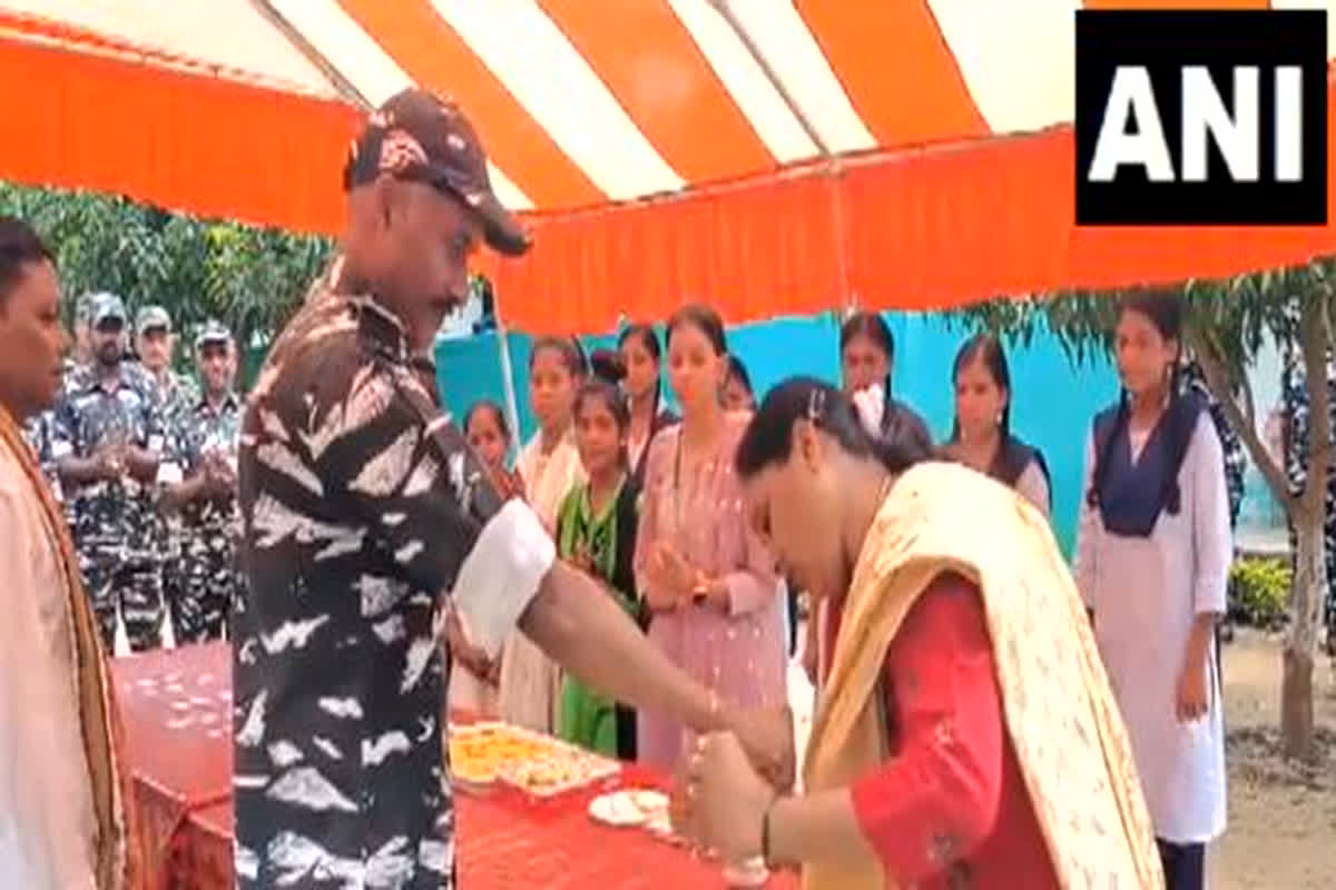 Raksha Bandhan 2023: नक्सलगढ़ में तैनात CRPF के जवानों को बस्तर की बहनों ने बांधी राखी, लिया रक्षा का वचन