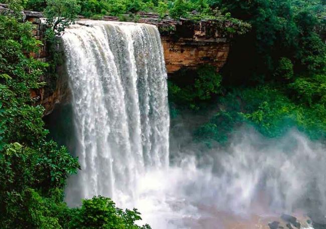 यह झरना इंद्रावती नदी में स्थित है, जो गोदावरी की एक सहायक नदी है। इस क्षेत्र में मोर की अधिक उपस्थिति के कारण तामड़ा घूमर जलप्रपात को मूर घूमर के नाम से भी जाना जाता है।