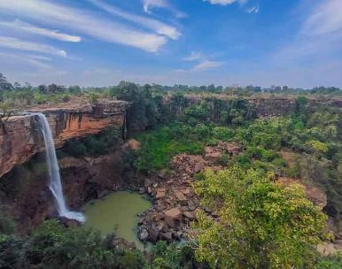 यह एक मौसमी झरना है जो इसकी ख़ूबसूरती बरसात और ठंड के मौसम में देखने लायक होती है। पर्यटक बस्तर के प्राकृतिक सुंदरता के कारण काफी ज्यादा आकर्षित होते हैं।