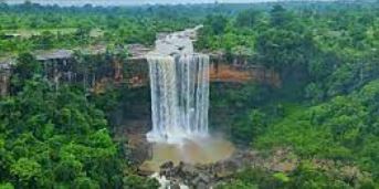 जगदलपुर तक पहुंचने के लिए सड़क मार्ग, रेलमार्ग और हवाई मार्ग का इस्तेमाल कर सकते हैं। तामड़ा घूमर जलप्रपात जगदलपुर से 45 किलोमीटर की दूरी पर है।