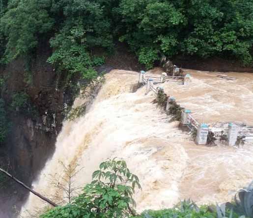 यह सुंदर जलप्रपात लगभग 60 मीटर की ऊंचाई से नीचे गिरता है।