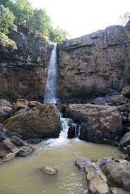 बारिश के सीजन में यह दृश्य और भी मनोरम हो जाता है। यह जगह के चारों ओर हरा-भरा जंगलों से घिरा हुआ है।