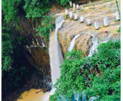 महादेव मुड़ा नदी इन झरनों का निर्माण करती है। टाइगर पॉइंट मैनपाट के प्रमुख आकर्षण का केंद्र है।