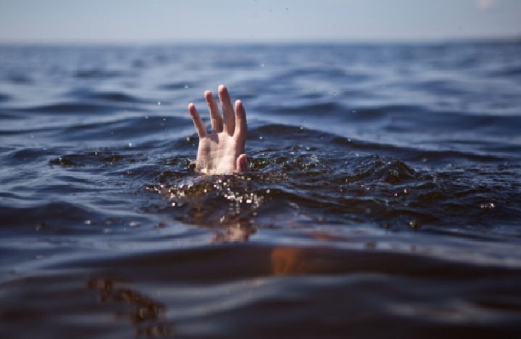 2 youths drowned in the river