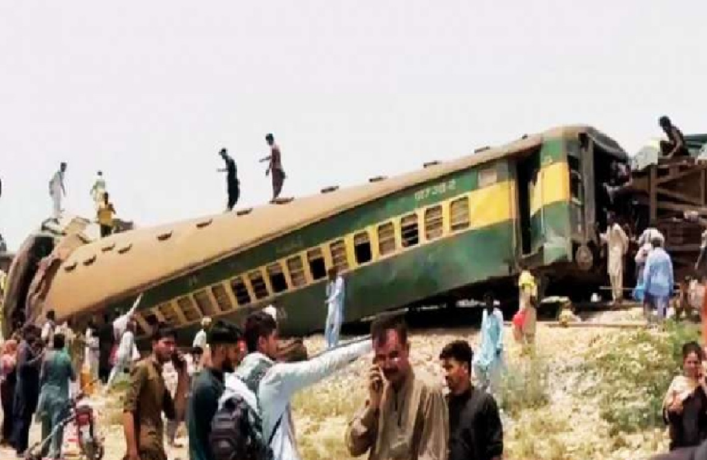 Hazara Express going from Karachi to Rawalpindi derails, 15 killed, 50 injured