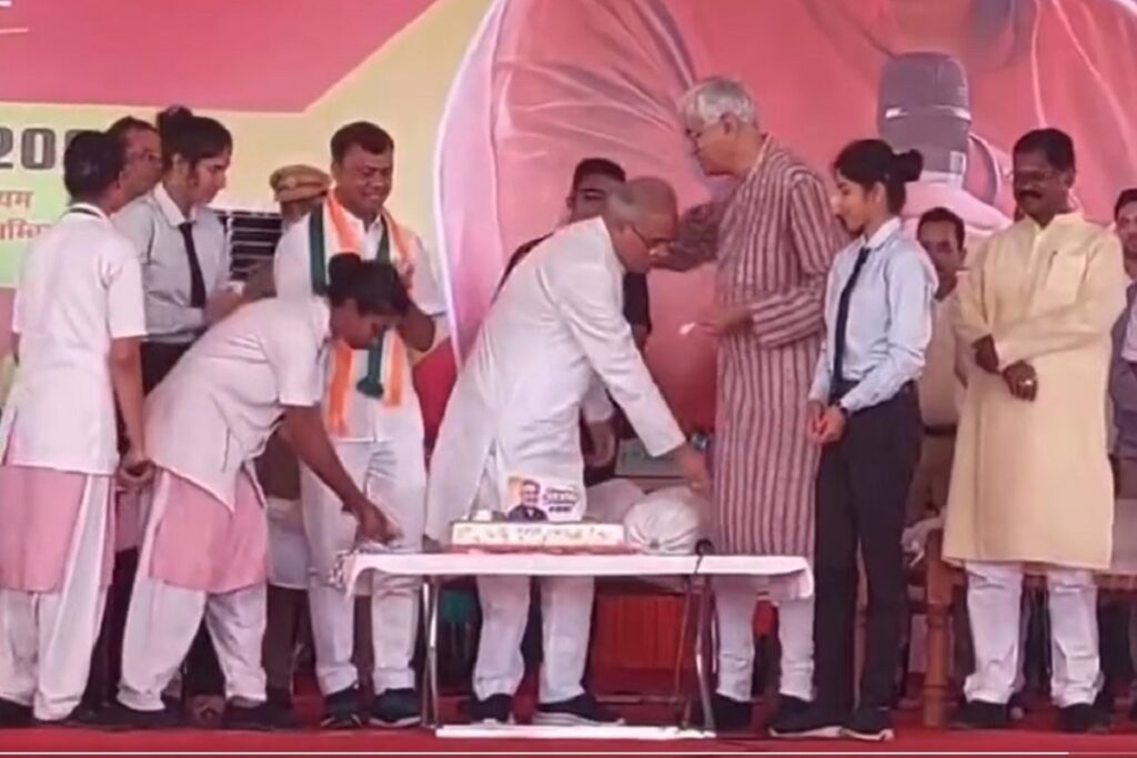CM Bhupesh Baghel touched TS singhdeo's feet on stage