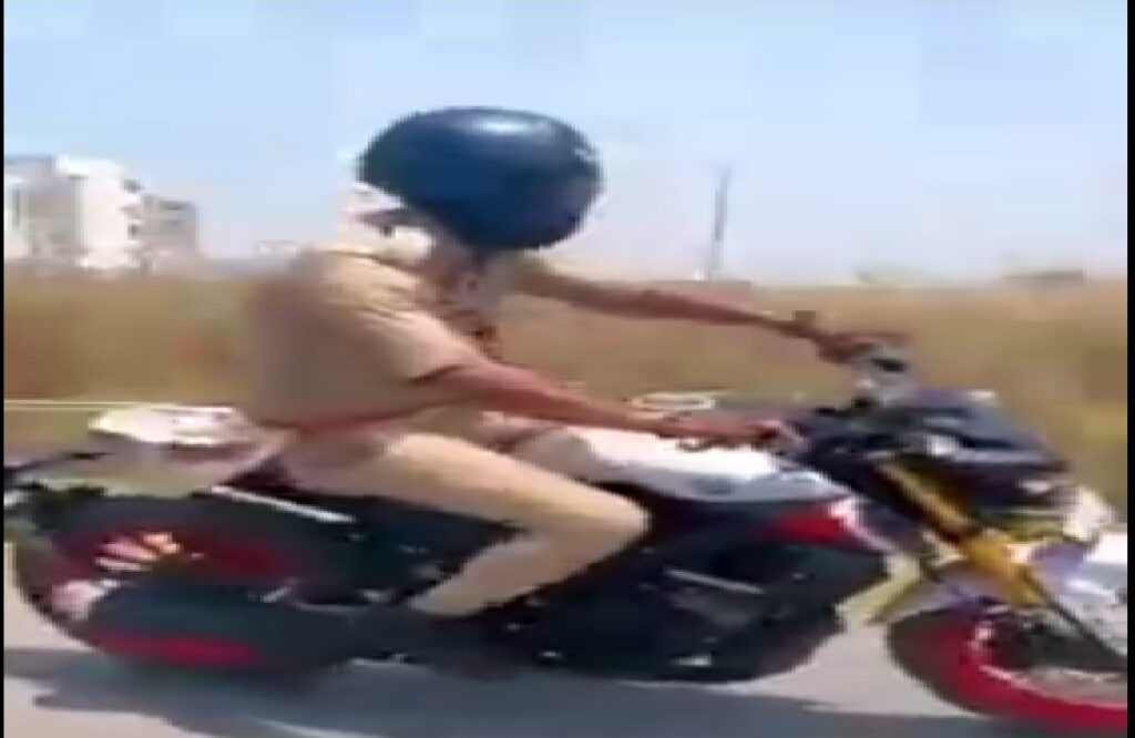Police Constable Bike Stunt Viral Video