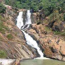 इस जलप्रपात के बारे में जानने के बाद कई पर्यटक इसे देखने भी आ ही रहे हैं पर खतरनाक रास्तों की वजह से ज्यादातर लोग जलप्रपात तक नही पहुंच पा रहे।