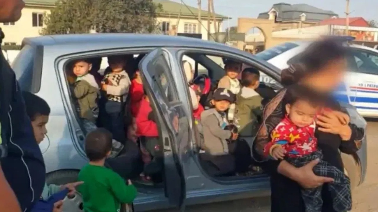 Shocking Video: महिला ने कार में बैठा दिए एक साथ 30 बच्चे, देखकर सन्न रह गई पुलिस आप भी देखें ये हैरान करने वाला वीडियो