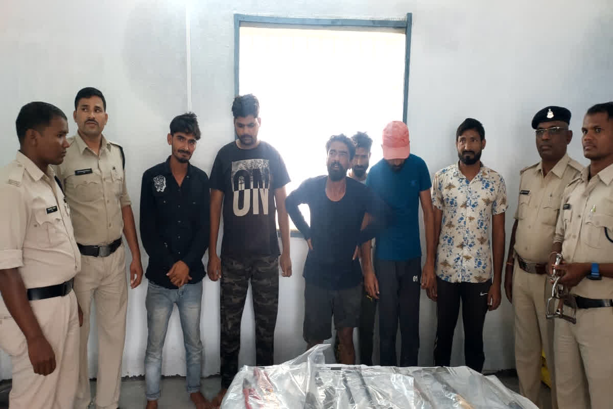 Sakti News: डकैती की योजना बना रहे आरोपियों के काम में पुलिस ने फेरा पानी, सूचना मिलते ही 6 संदिग्धों को पुलिस ने किया गिरफ्तार