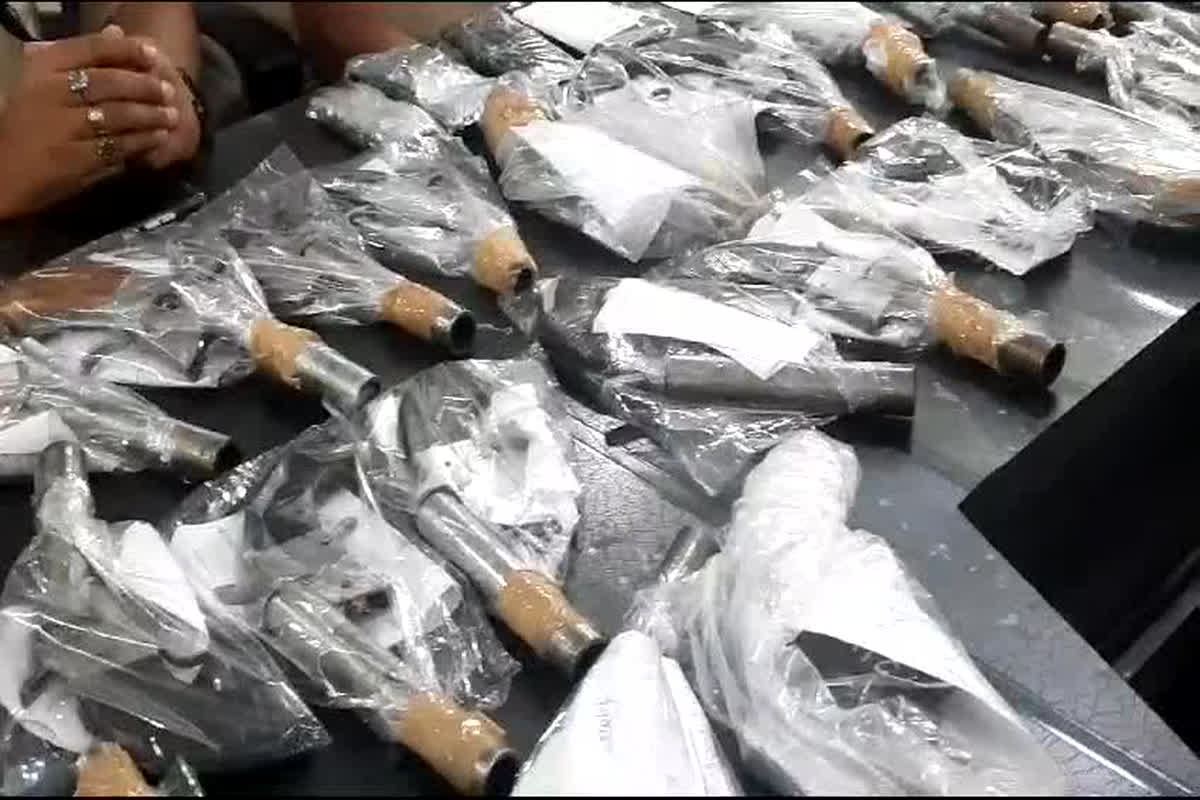 Alirajpur News: आगामी चुनाव के मद्दे नजर अवैध हथियारों के खिलाफ पुलिस ने की बड़ी कार्रवाई, 24 देशी कट्टे सहित 1 पिस्तौल किए बरामद, जताई ये आशंका