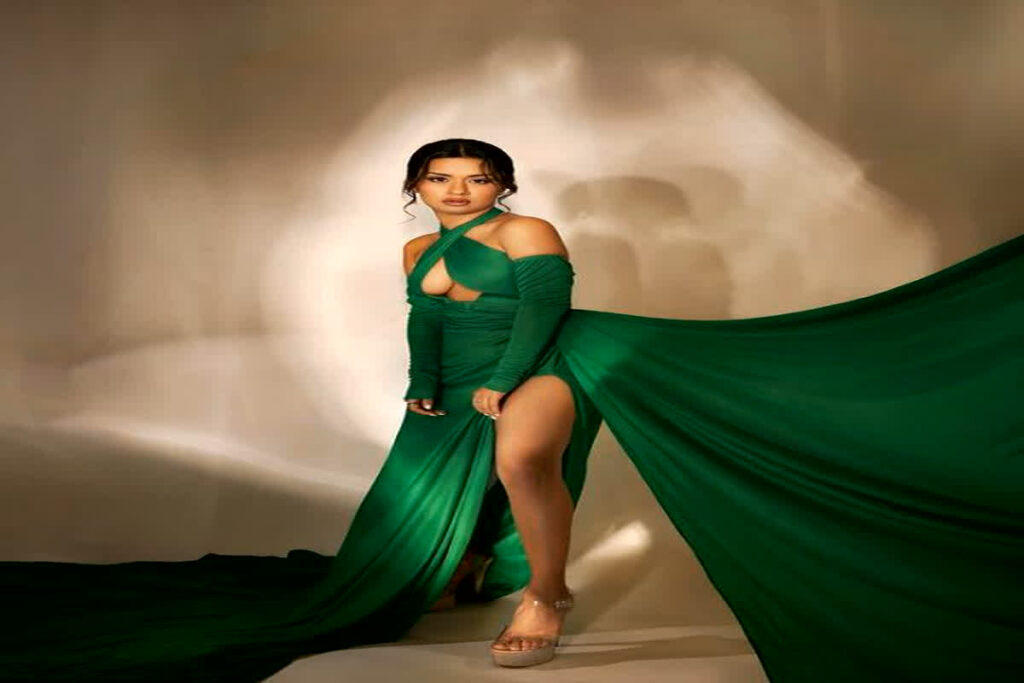 Avneet Kaur Revealing Dress