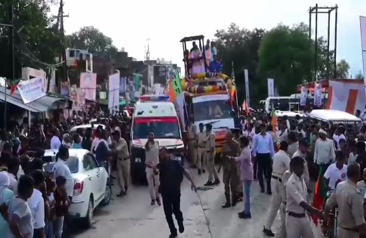 Bjp JanAshirvaad Yatra: सियासत के बीच नजर आई इंसानियत, जनआशीर्वाद यात्रा के दौरान एम्बुलेंस को रास्ता, वीडियो देख आप भी हो जाएंगे खुश