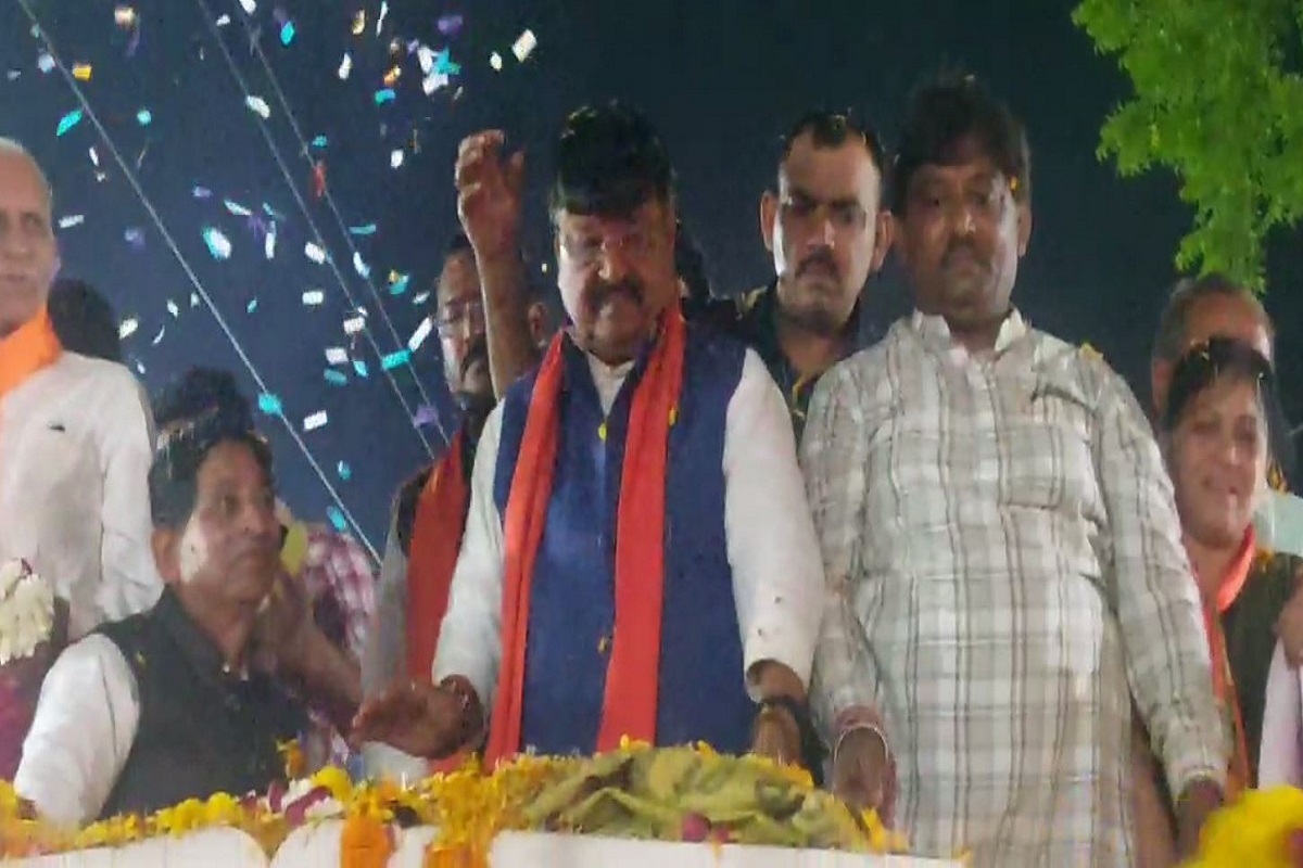 BJP Jan Ashirvad Yatra: जनआशीर्वाद यात्रा में शामिल हुए कैलाश विजयवर्गीय, आतिशबाजी के साथ कार्यकर्ताओं ने किया स्वागत